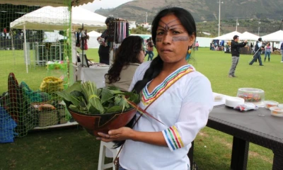 Amazónica. Una mujer shuar exhibe su gastronomía. Foto: Expreso