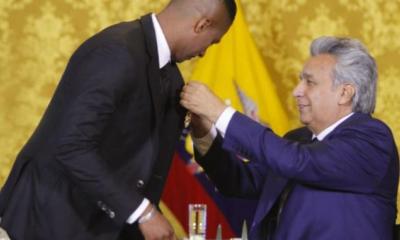 El presidente de la república Lenín Moreno condecoró al futbolista Antonio Valencia tras su salida del Manchester United. Foto: La República