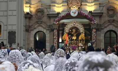 Las calles del centro histórico se vistieron de morado y blanco, con cintas entre los balcones, arcos de globos, confeti y juegos pirotécnicos, para celebrar al también llamado Cristo Moreno / Foto: EFE