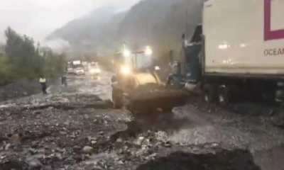 Lodo, piedras, ramas y tierra impiden el paso de los vehículos en Baeza / Foto: cortesía Policía Nacional