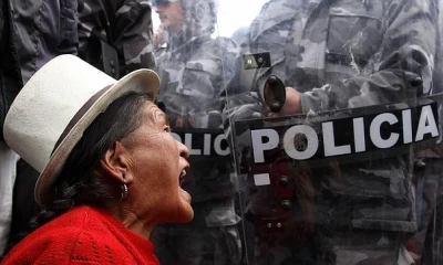 Una mujer indígena se encara con la Policía durante una protesta en la localidad ecuatoriana de Tarqui