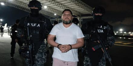 Leonardo Cortázar retorna al país tras extradición y es llevado a prisión en Guayaquil