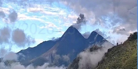 Nueva emisión de ceniza y rocas registra el volcán Reventador 