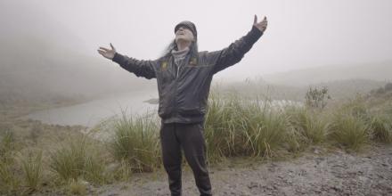 Exvocalista de ACDC, filma videoclip en cementerio de Ecuador