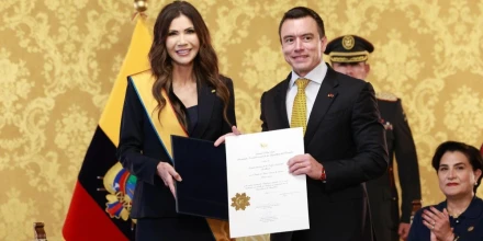 Ecuador condecora a Kristi Noem y refuerza alianza con EE.UU. en seguridad regional
