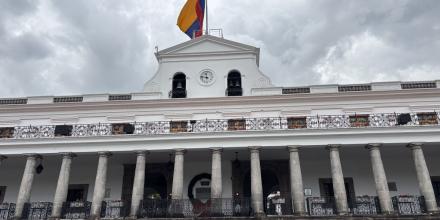 Noboa acusa a GAD de inflar nóminas con correístas y defiende límite al gasto corriente