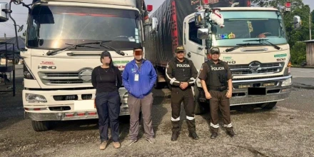 Retienen camiones con madera ilegal en operativo ambiental en Sucumbíos