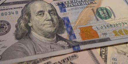 Noboa anuncia una subida de doce dólares mensuales del salario básico de Ecuador