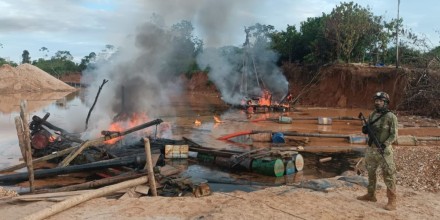 Perú destruye 17 campamentos de minería ilegal en la Amazonía