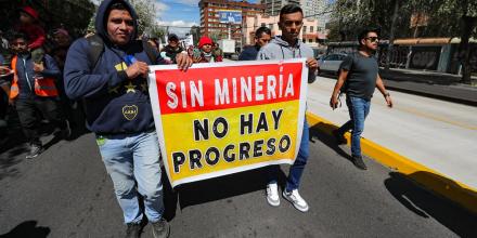 Cientos de mineros marcharon contra la tasa del Gobierno 