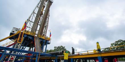 Gobierno evalúa seguro petrolero para proteger ingresos estatales