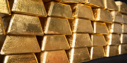 Precio del oro se fortalece por alza del petróleo y expectativas sobre tasas de interés en EE.UU.