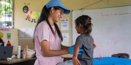 La Selva Eco-Lodge apoya a niños de El Pilche con salud y educación