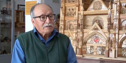 Un artesano ecuatoriano recrea en madera el templo neogótico más grande de América