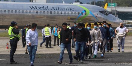 EE.UU.: Inmigración arremete en sitios de trabajo para arrestar migrantes