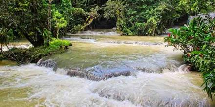 Pastaza debate impactos ambientales y turísticos de los diques en sus ríos
