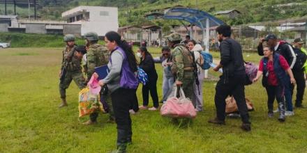 El Ejército rescató a 34 personas atrapadas por derrumbes en Sucumbíos