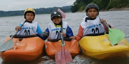 Jóvenes en Napo utilizan el kayak como herramienta educativa y de monitoreo ambiental