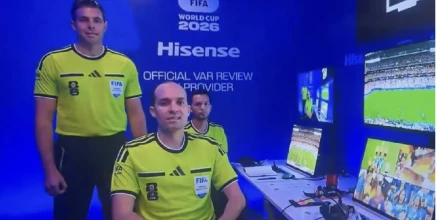 FIFA investiga a árbitro australiano por presunto gesto vinculado al supremacismo blanco durante el Mundial