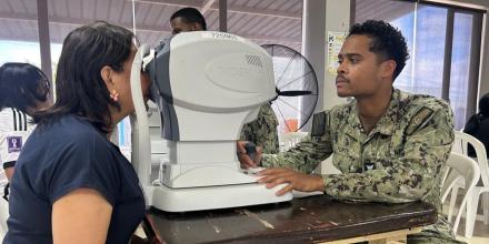 USNS Comfort concluyó su misión médica en Manta