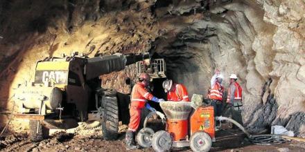 Noboa redefine reglas de la minería en Ecuador