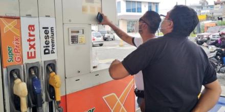 Los combustibles bajaron de precio en Ecuador