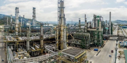 Crisis en refinerías obliga a Ecuador a importar más combustibles y elevar sus costos 