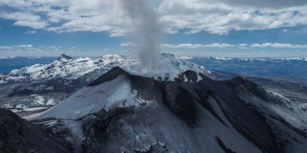 Perú: Volcán Sabancaya, en alerta naranja, emitirá ceniza hasta 7 kilómetros de altura