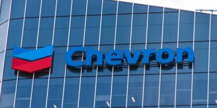 Maduro dice que llueva, truene o relampaguee los contratos con Chevron se cumplen 