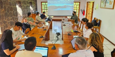 Galápagos y OIEA revisan cooperación para monitorear contaminación por plásticos