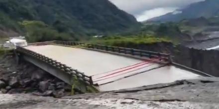 Napo: El puente sobre el río Loco colapsó