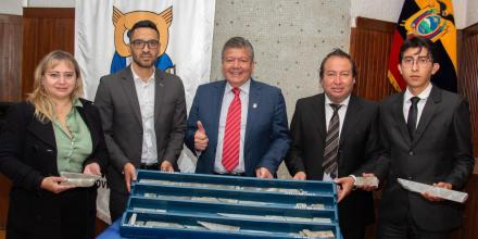 Lundin Gold entregó muestras a la Escuela Politécnica