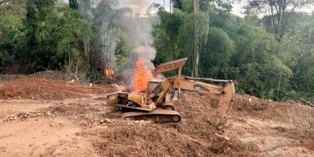 Operativo militar interviene minería ilegal en Orellana y decomisa maquinaria