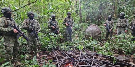 El Ejército destruyó "refinería artesanal" de petróleo en Sucumbíos