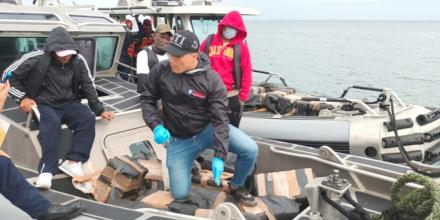 Detienen a dos colombianos en Ecuador con cerca de 1.700 paquetes de droga en "narcobarca"
