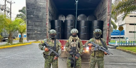 Operativos militares dejan más de 5.800 galones de combustible incautados en Sucumbíos