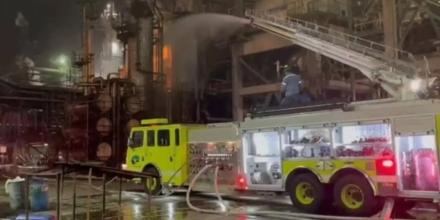 Incendio obliga a suspender operaciones en la Refinería de Esmeraldas