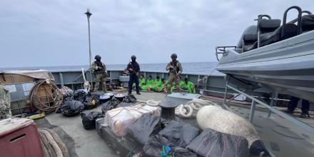 Ecuador, en coordinación con EE.UU., incautó 4,6 toneladas de droga en altamar