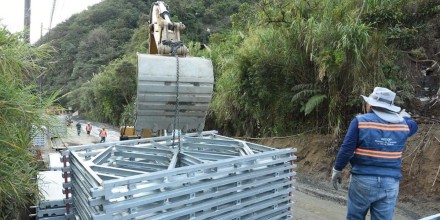 El armado de puente Bailey en la vía Baños-Puyo inició