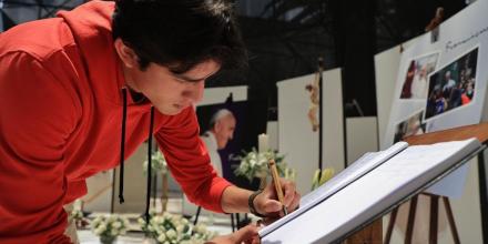 Fieles católicos despiden al papa Francisco en Ecuador