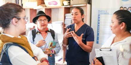 Sin medicinas, sin luz y con acceso limitado el brote de tosferina revela la crisis sanitaria en Taisha