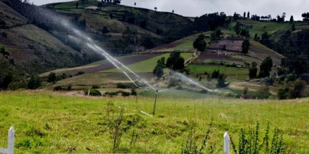 Gobierno inyecta USD 42,4 millones para riego y maquinaria agrícola