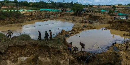 Revelan mina de oro ilegal dentro de base militar en Colombia