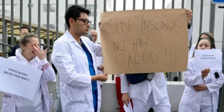 Crisis en el sistema de salud en Ecuador: despidos y falta de insumos desatan protestas en Quito