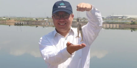 Embajador de China recorre el sector camaronero para fortalecer la agenda comercial