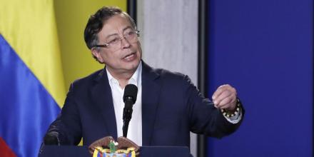 Petro anticipa una baja en el precio de la gasolina en Colombia