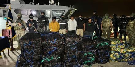 Ecuador y Estados Unidos incautaron 2,1 toneladas de droga en aguas internacionales