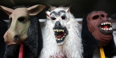 Las caretas: un arte que da rostro al adiós en Ecuador cada fin de año