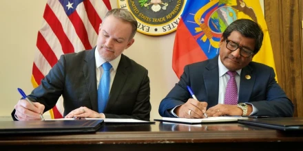 Ecuador y Estados Unidos firman acuerdo comercial que elimina sobretasas a parte de exportaciones no petroleras