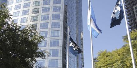 La petrolera argentina YPF pasa a pérdidas netas en el primer trimestre